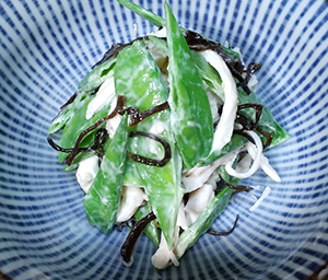 サヤエンドウとゆで鶏のあえ物